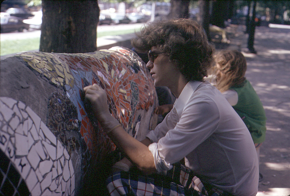 Applying mosaic tiles, Rondi Silva in background, 1974. Photo: Pedro Silva.